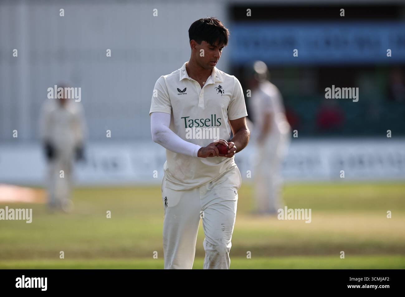Ekansh Singh durante il secondo giorno del Rothesay County Championship Two match tra il Leicestershire County Cricket Club e il Kent County Cricket Club all'Uptonsteel County Ground, Leicester, Regno Unito il 16 settembre 2025. Foto Stock