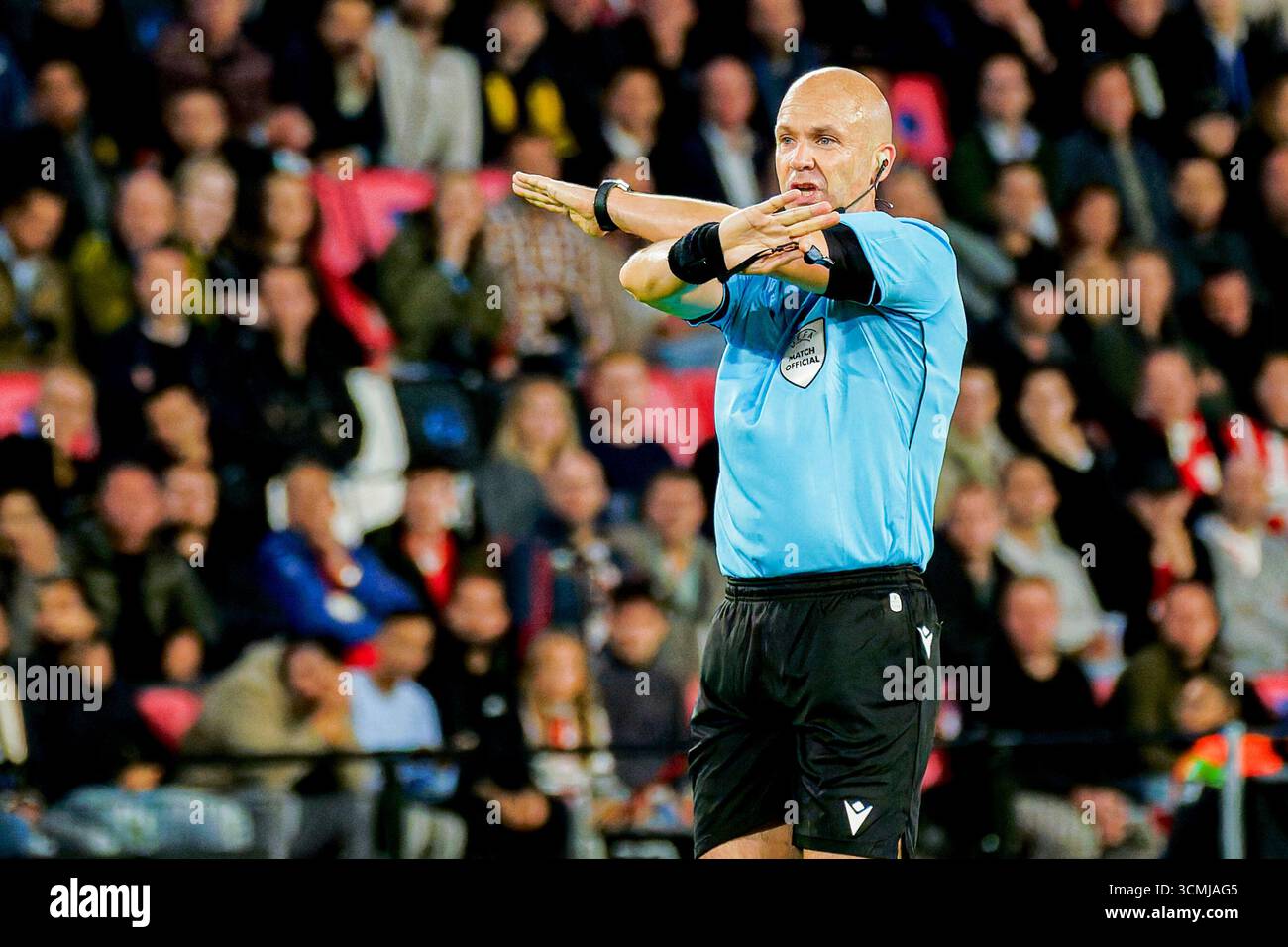 L'arbitro Anthony Taylor gesta durante la fase MD1 della UEFA Champions League 2025/26 tra PSV Eindhoven e Royale Union Saint-Gilloise al Philips Stadion il 16 settembre 2025 a Eindhoven, Paesi Bassi. (Crediti: Kevin Senders/MTB-Photo/Alamy Live News) Foto Stock