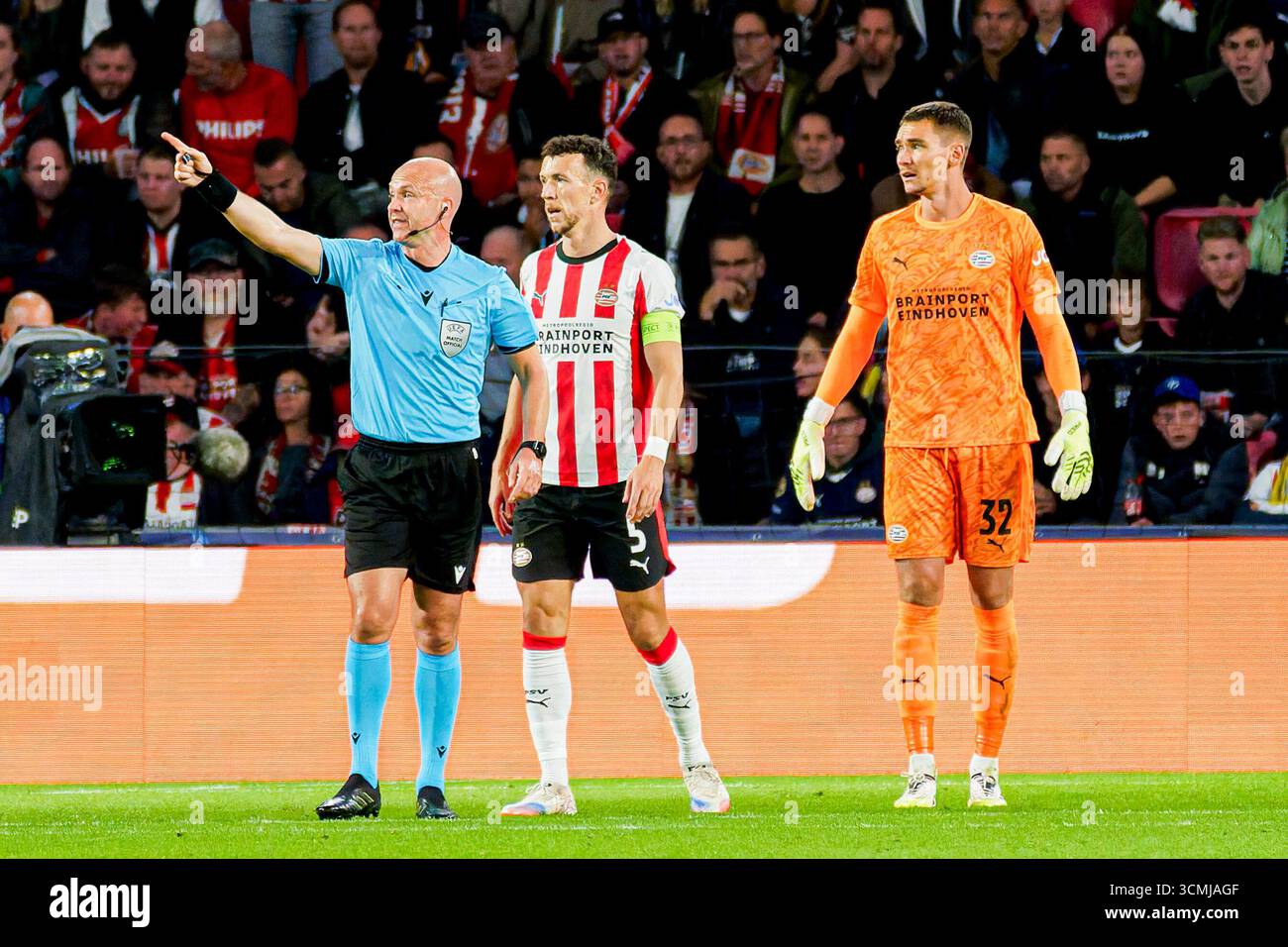 L'arbitro Anthony Taylor gesta durante la fase MD1 della UEFA Champions League 2025/26 tra PSV Eindhoven e Royale Union Saint-Gilloise al Philips Stadion il 16 settembre 2025 a Eindhoven, Paesi Bassi. (Crediti: Kevin Senders/MTB-Photo/Alamy Live News) Foto Stock