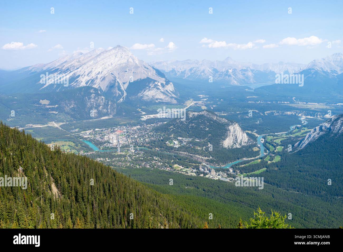 Alberi e sentieri escursionistici nelle Montagne Rocciose canadesi Foto Stock