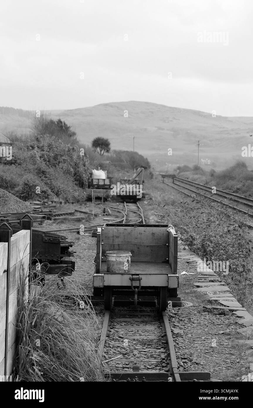 Tywyn Wharf con la Cambrian Coast Line sulla destra. Foto Stock