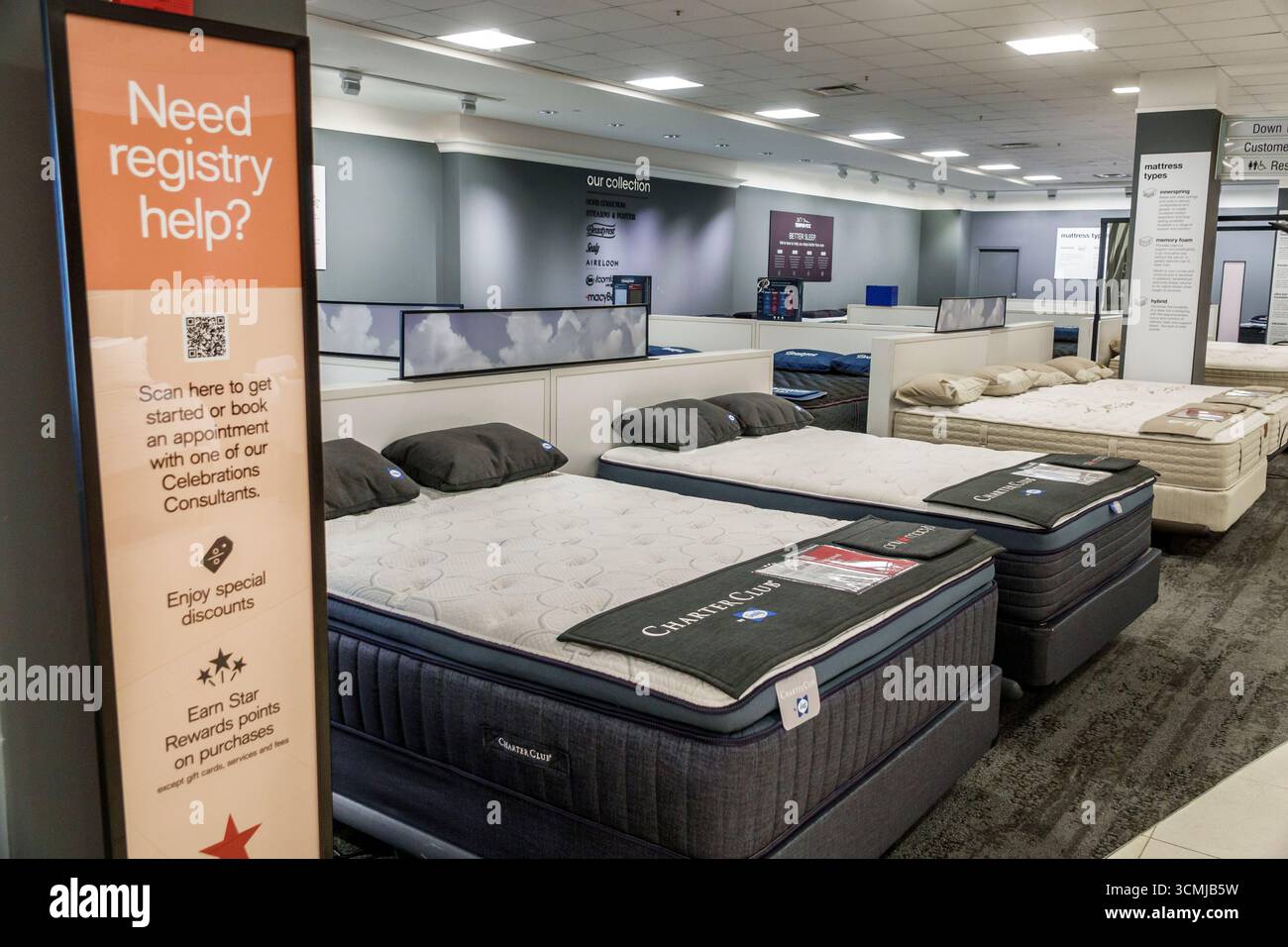 Aventura Mall Miami Florida, mobili per uomo Macy's Home Furniture, grandi magazzini, interni, reparto showroom con materassi, letti allineati su displa Foto Stock
