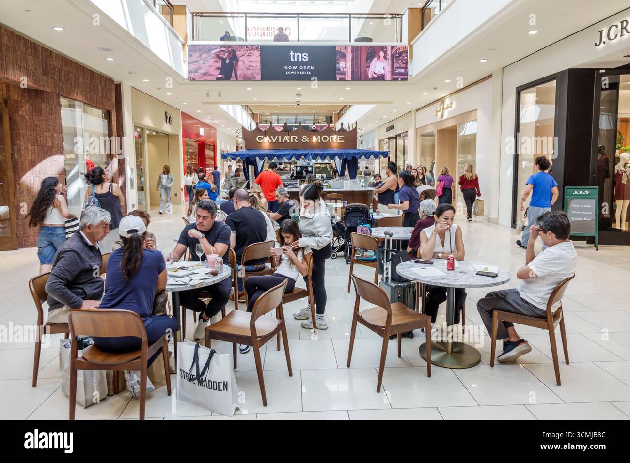 Aventura Mall Miami Florida, negozi interni, Caviar & altri chioschi, tavoli da pranzo, mangiare bere socializzare, man Woman Cou Foto Stock