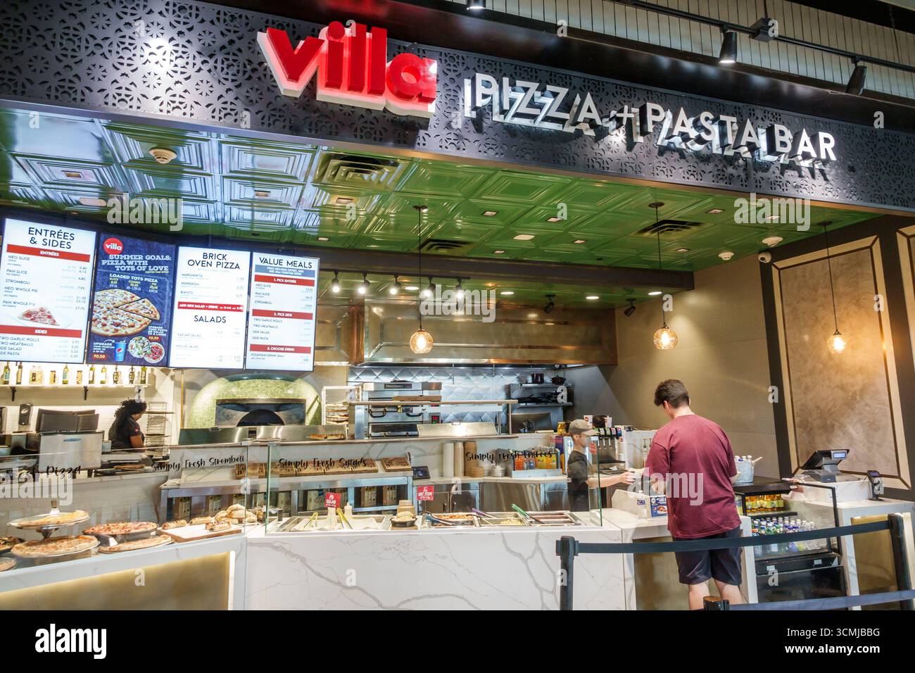 Aventura Mall Miami Florida, interno, area ristoro, ristorante informale, ristorante all'aperto, Villa Pizza Pasta Bar, ristorante con esposizione di pizza al forno in mattoni, menu' Foto Stock