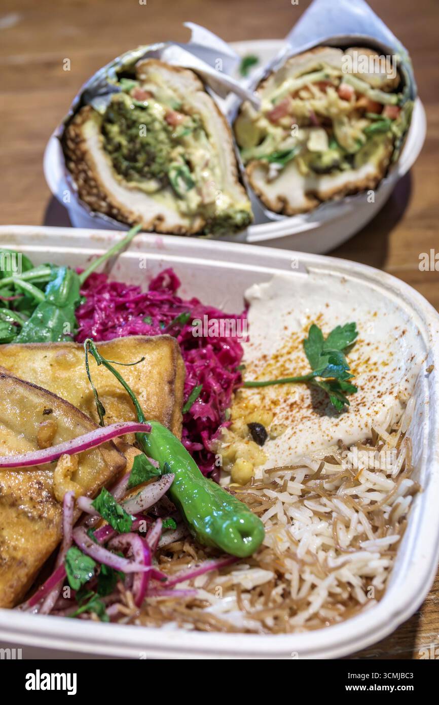Centro commerciale Aventura Miami Florida, interni, area ristoro, ristoranti informali, primo piano dello Yalla Motek Mediterranean Street Food, sandwich con involtini di falafel Foto Stock