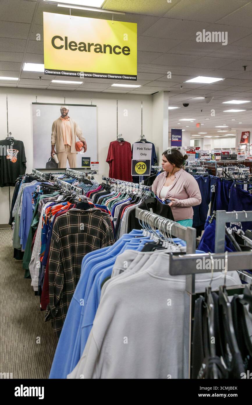 Aventura Mall Miami Florida, negozi interni, J.. C. JC Penney's Department store, sezione vendite, donna donna adulto shopper che sfoglia clo Foto Stock