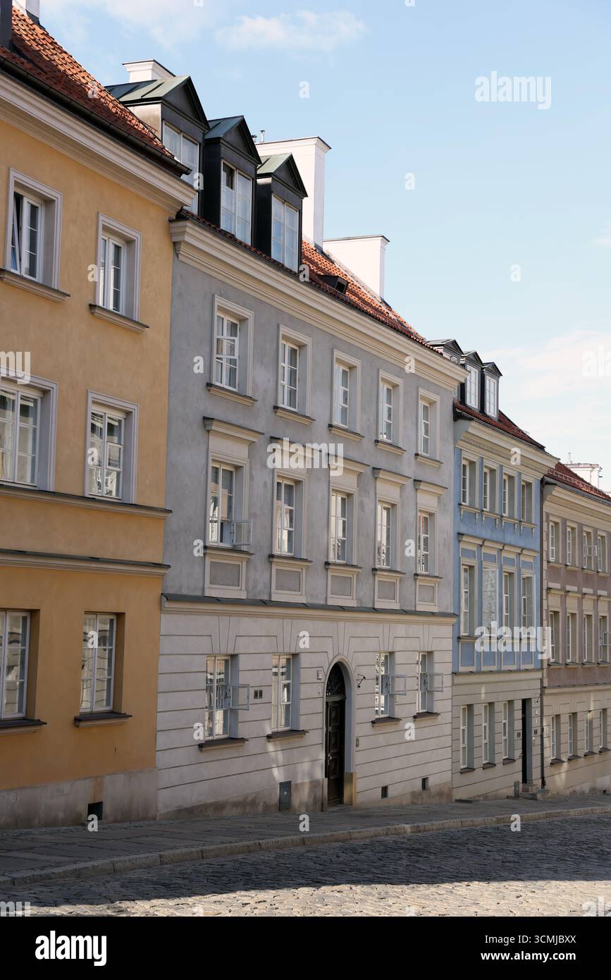 Facciata marrone di Varsavia con finestre, classica architettura europea e luce soffusa del sole Foto Stock