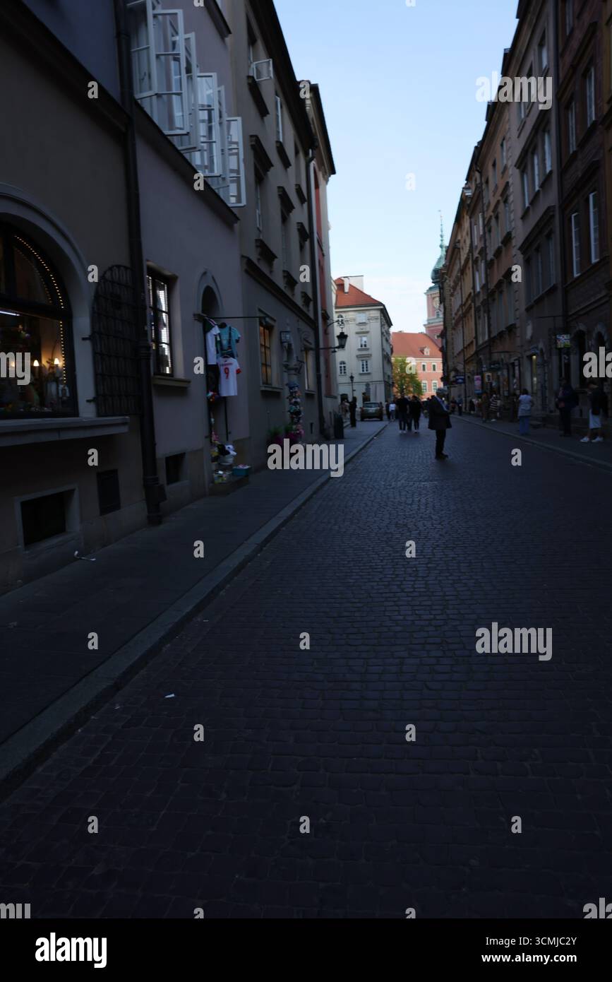 La città vecchia di Varsavia è vuota, con luce soffusa e architettura storica europea Foto Stock