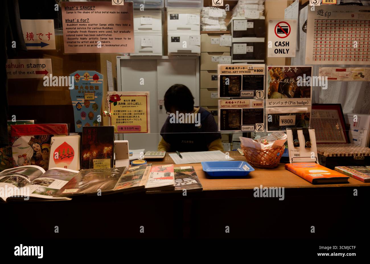 Banco souvenir all'interno della grande sala del buddha del Tempio Todai-ji a Nara Foto Stock