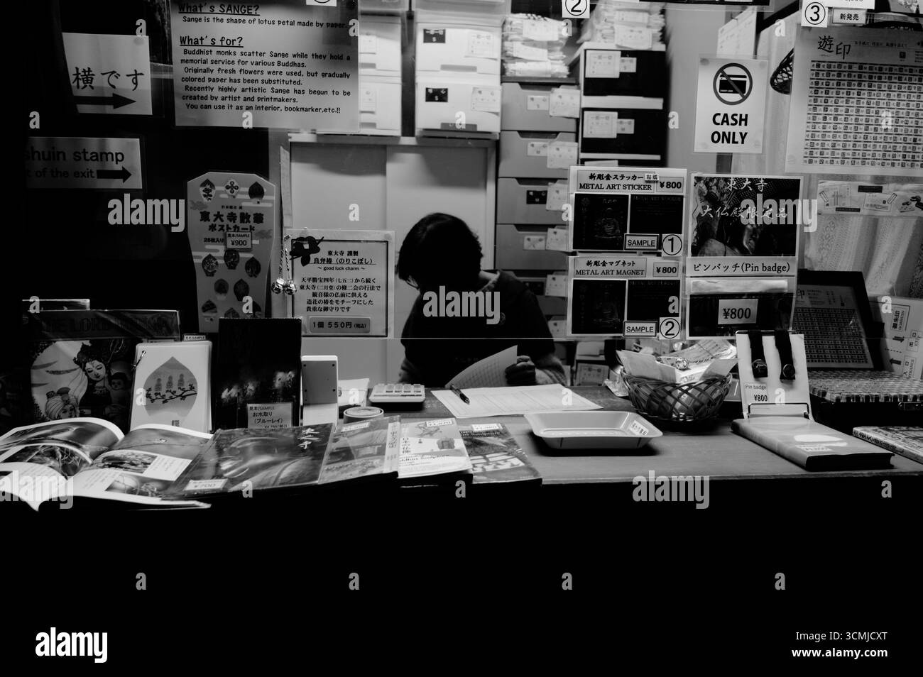 Banco souvenir all'interno della grande sala del buddha del Tempio Todai-ji a Nara, negozio religioso bianco e nero Foto Stock