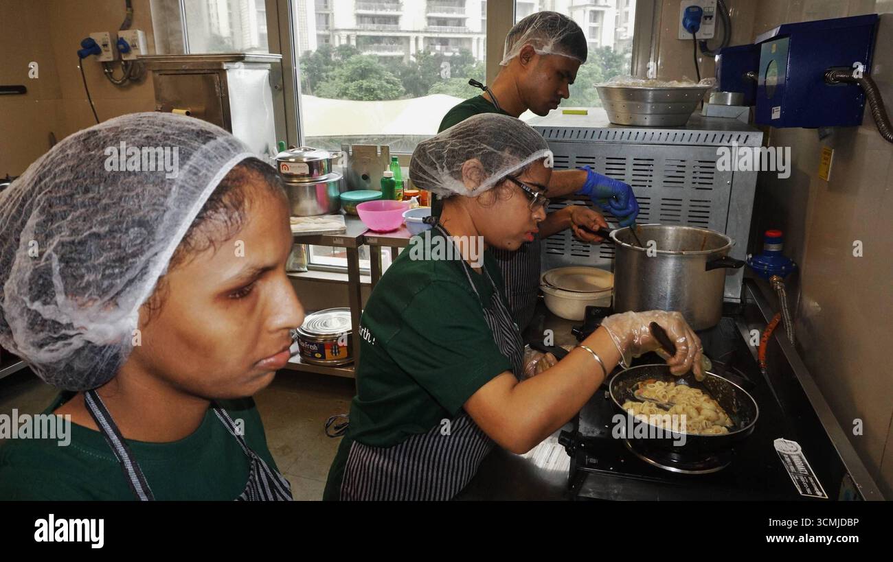 MUMBAI, INDIA - 16 SETTEMBRE: Tre ciechi hanno visto preparare cibo nella cucina del caffè, dopo il lancio del Blind Bake Café al TCS Olympus Campus, Ghodbunder Road, Thane, il 16 settembre 2025 a Mumbai, India. Thane Tata Consultancy Services TCS ha introdotto un'iniziativa unica e stimolante presso il suo Olympus Campus in Ghodbunder Road a Thane. Per la prima volta nel settore aziendale, è stato inaugurato un caffè gestito interamente da persone ipovedenti, il Blind Bake Café. Il caffè è stato creato attraverso una collaborazione congiunta tra TCS e l'Associazione Nazionale per la BL Foto Stock