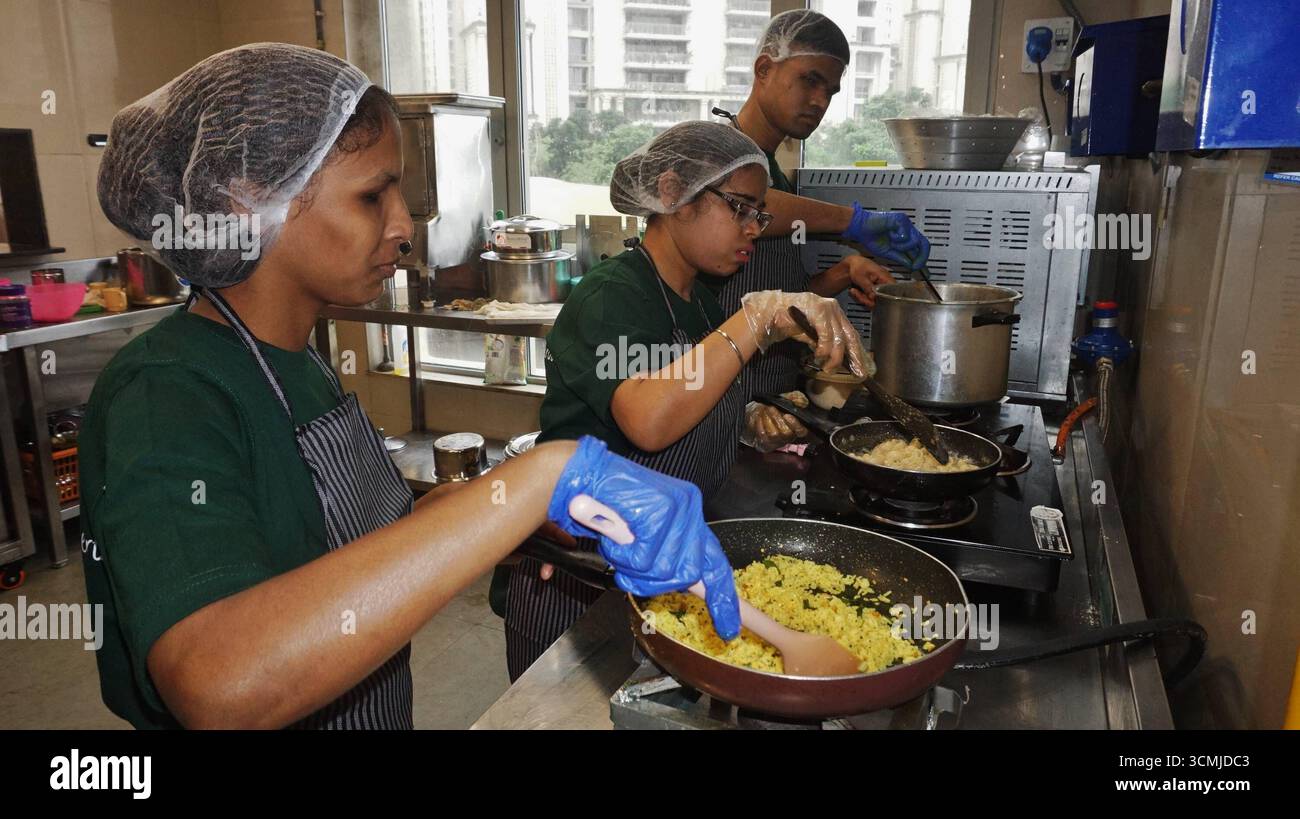 MUMBAI, INDIA - 16 SETTEMBRE: Tre ciechi hanno visto preparare cibo nella cucina del caffè, dopo il lancio del Blind Bake Café al TCS Olympus Campus, Ghodbunder Road, Thane, il 16 settembre 2025 a Mumbai, India. Thane Tata Consultancy Services TCS ha introdotto un'iniziativa unica e stimolante presso il suo Olympus Campus in Ghodbunder Road a Thane. Per la prima volta nel settore aziendale, è stato inaugurato un caffè gestito interamente da persone ipovedenti, il Blind Bake Café. Il caffè è stato creato attraverso una collaborazione congiunta tra TCS e l'Associazione Nazionale per la BL Foto Stock