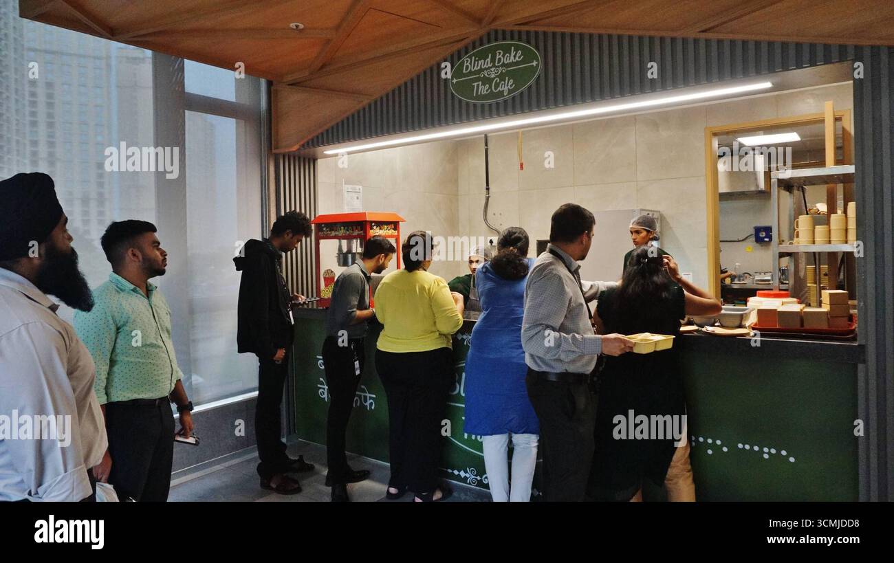 MUMBAI, INDIA - 16 SETTEMBRE: La gente visita dopo il lancio del Blind Bake Café al TCS Olympus Campus, Ghodbunder Road, Thane, il 16 settembre 2025 a Mumbai, India. Thane Tata Consultancy Services TCS ha introdotto un'iniziativa unica e stimolante presso il suo Olympus Campus in Ghodbunder Road a Thane. Per la prima volta nel settore aziendale, è stato inaugurato un caffè gestito interamente da persone ipovedenti, il Blind Bake Café. Il caffè è stato creato attraverso una collaborazione congiunta tra TCS e l'Associazione Nazionale per i ciechi NAB India Centre for Blind Women e. Foto Stock