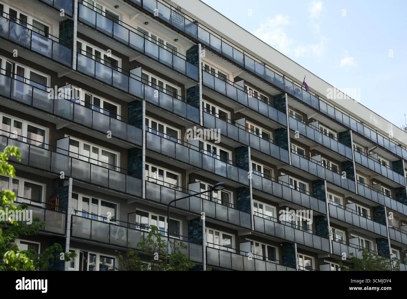 Moderno edificio di appartamenti a Varsavia: Blocco di pannelli urbani, balconi, soleggiato quartiere residenziale Polonia Foto Stock