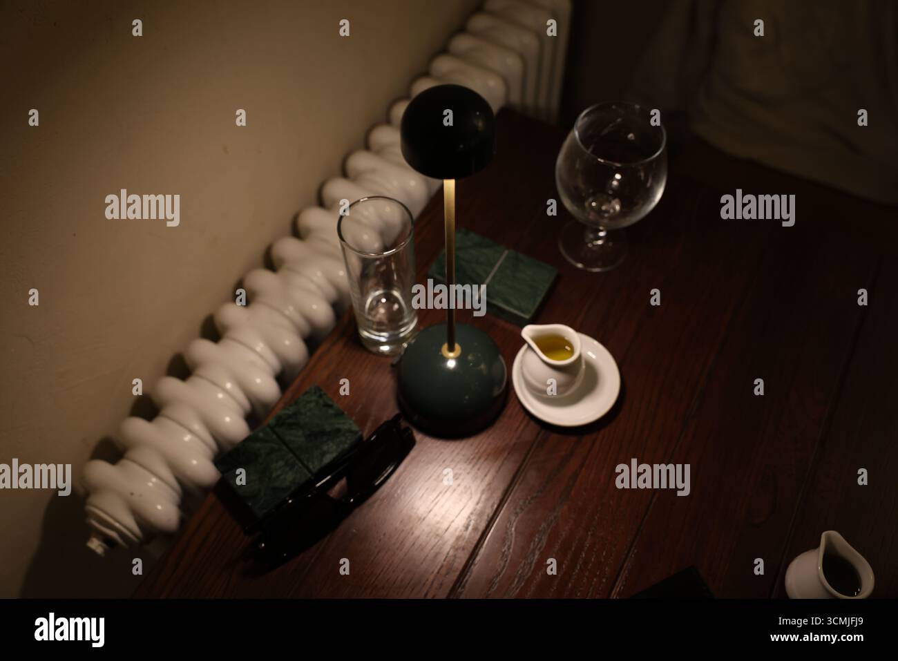 Tavolino minimalista da caffè di Varsavia: Caffè, illuminazione soffusa, moderno stile polacco Foto Stock