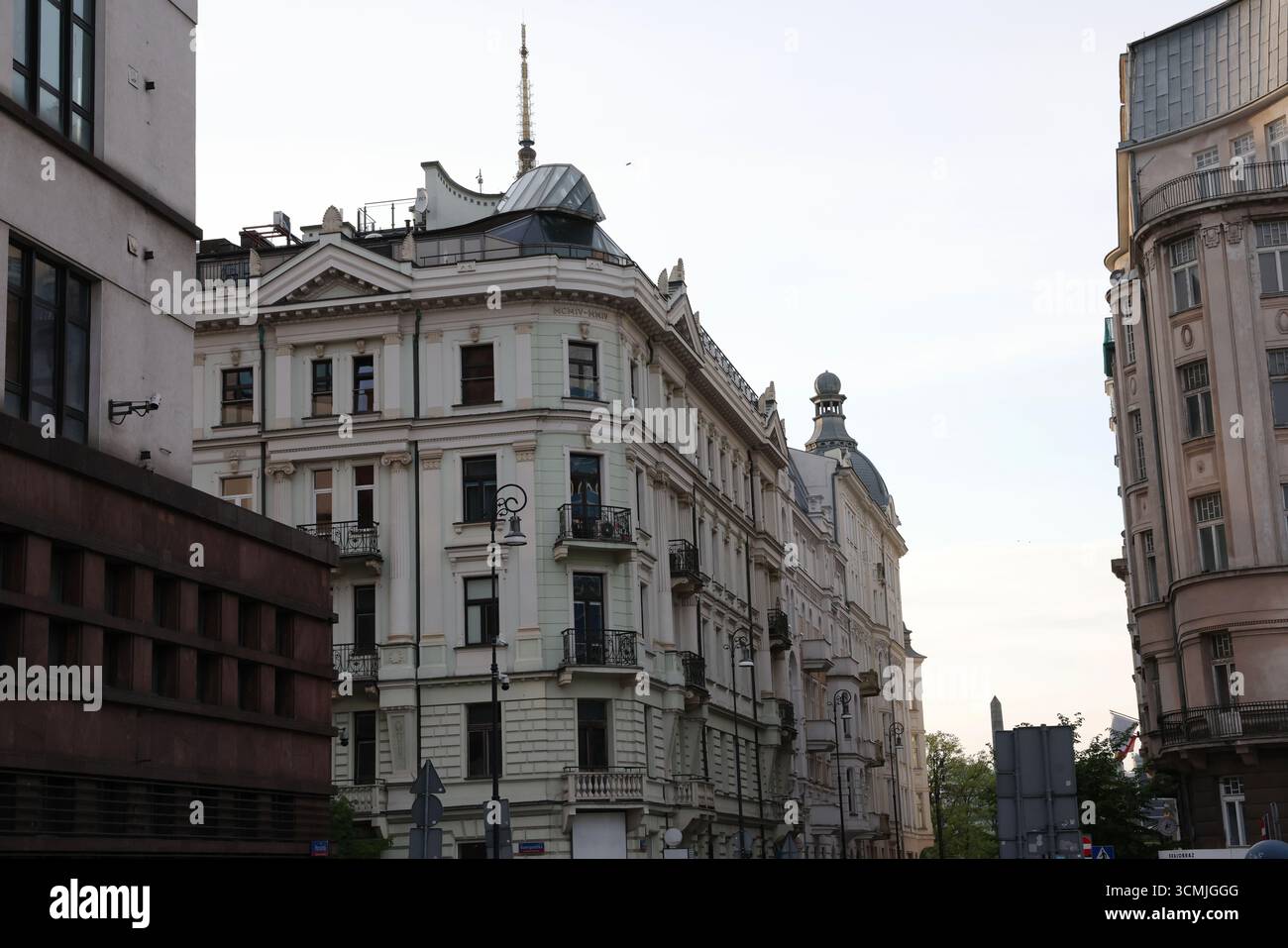 Cartello stradale di Varsavia: Torri moderne dietro gli alberi, normative cittadine e contrasto urbano Foto Stock