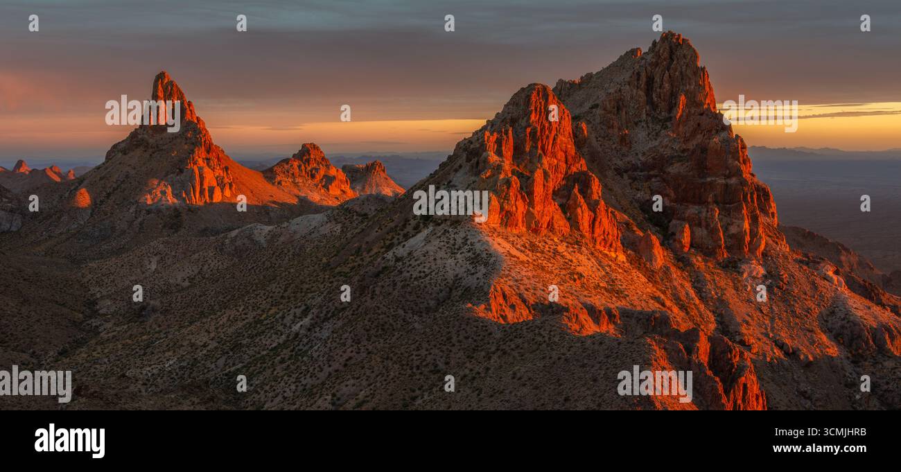 Spettacolare paesaggio montano al tramonto, KOFA National Wildlife Refuge Mountains, Arizona, Stati Uniti Foto Stock