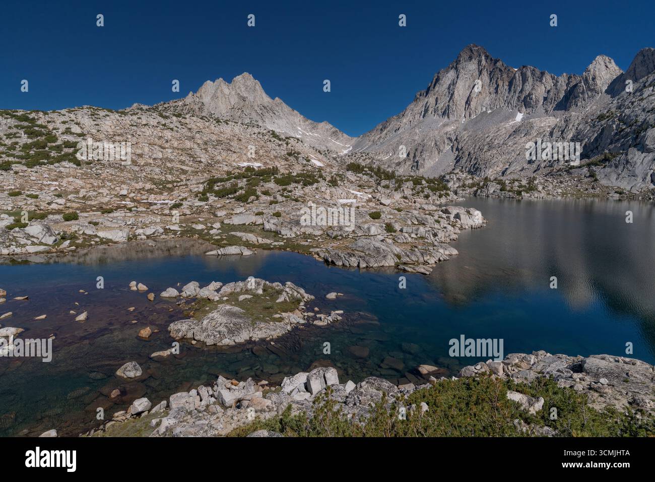 Silver divide Peak e Red and White Mountain sul lago Grinnell nelle montagne della Sierra Nevada, Sierra National Forest, California, Stati Uniti Foto Stock