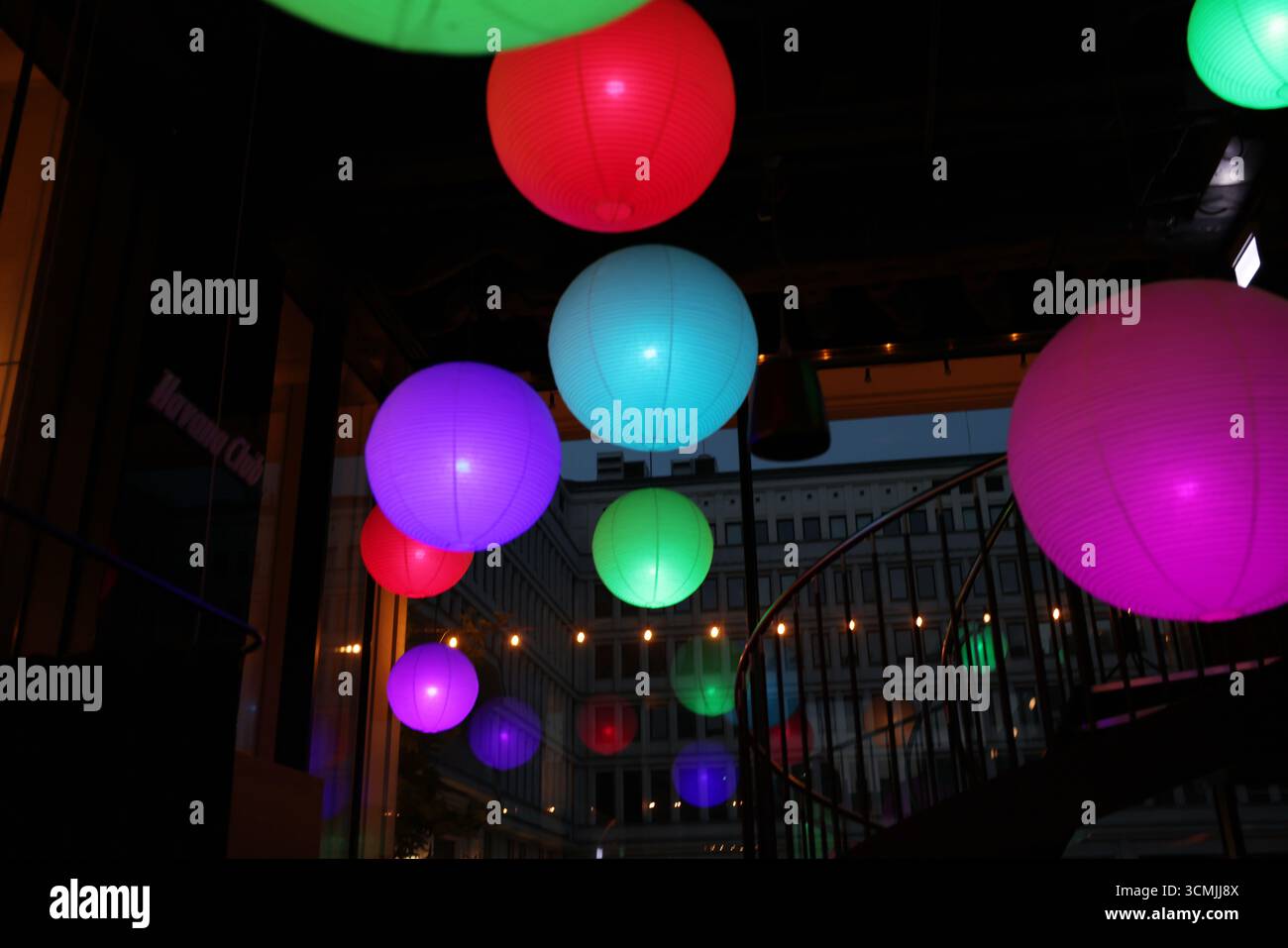 Lanterne colorate e luminose: Vivaci luci delle feste di notte nell'area all'aperto di Varsavia Foto Stock