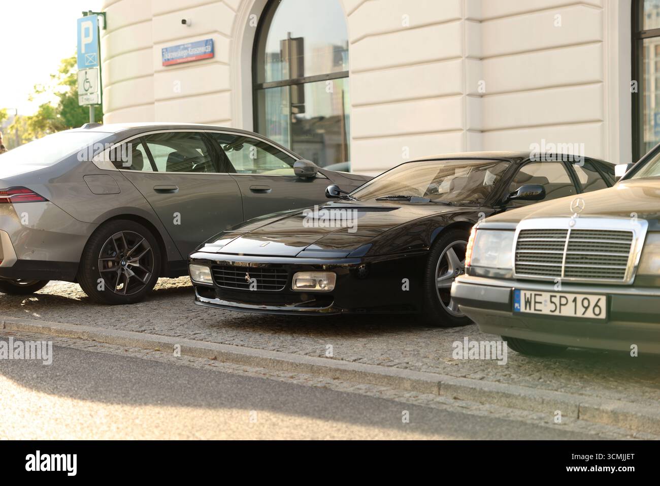 Auto di lusso su Varsavia: Stile di vita automobilistico europeo moderno e classico Foto Stock