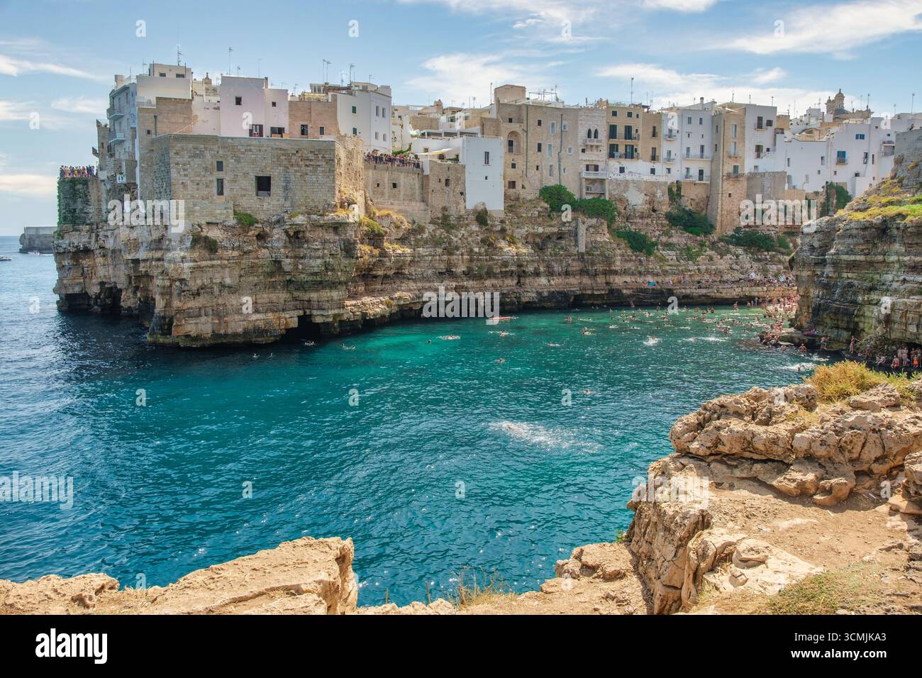 Case sulla scogliera lungo la costa adriatica, Polignano a Mare, Bari, Puglia, Italia Foto Stock