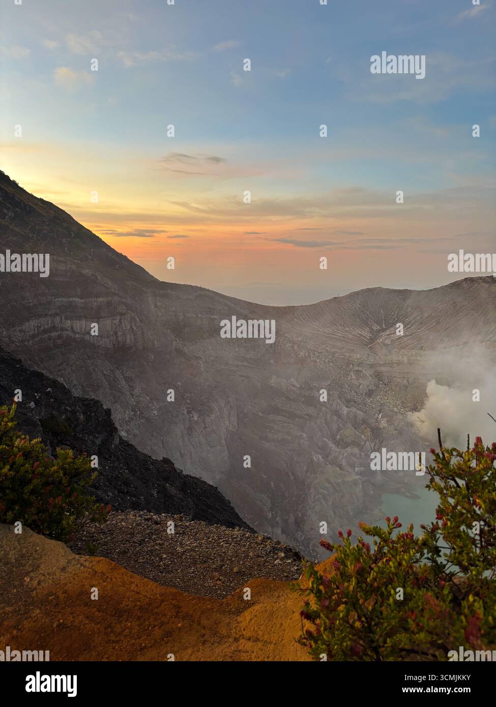Vista dalla cima del Monte Ijen e del suo lago la mattina presto, Giava Est, Indonesia, novembre 2024 Foto Stock