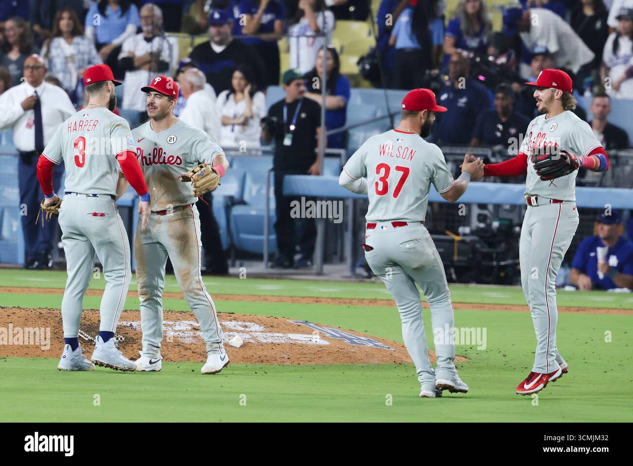 Los Angeles, California, Stati Uniti. 15 settembre 2025. I Philadelphia phillies festeggiano dopo aver sconfitto i Los angeles dodgers negli extra inning allo stadio Dodger, conquistando il titolo della National League East e assicurandosi un posto nei playoff. (Credit Image: © Yichin Hou/ZUMA Press Wire) SOLO PER USO EDITORIALE! Non per USO commerciale! Foto Stock