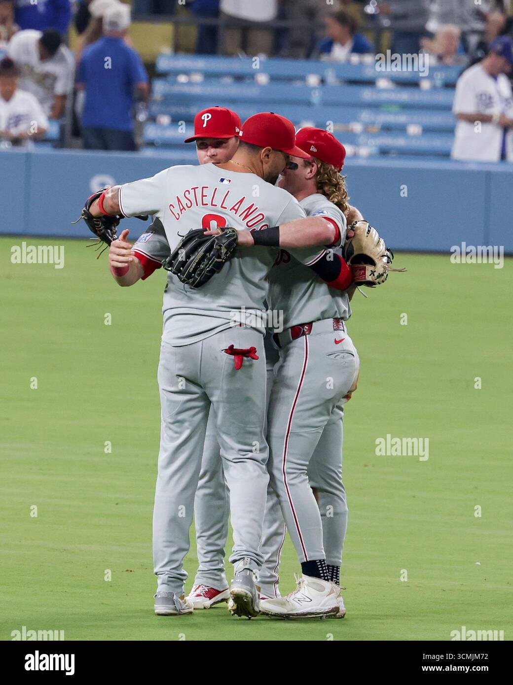 Los Angeles, California, Stati Uniti. 15 settembre 2025. Gli outfielders dei Philadelphia phillies si uniscono alla celebrazione dopo aver conquistato il titolo della National League East dopo la vittoria extra-inning sui Los angeles dodgers allo stadio Dodger. (Credit Image: © Yichin Hou/ZUMA Press Wire) SOLO PER USO EDITORIALE! Non per USO commerciale! Foto Stock