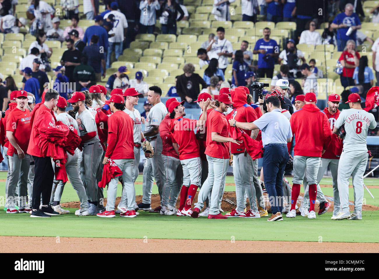 Los Angeles, California, Stati Uniti. 15 settembre 2025. I Philadelphia phillies festeggiano dopo aver sconfitto i Los angeles dodgers negli extra inning allo stadio Dodger, conquistando il titolo della National League East e assicurandosi un posto nei playoff. (Credit Image: © Yichin Hou/ZUMA Press Wire) SOLO PER USO EDITORIALE! Non per USO commerciale! Foto Stock