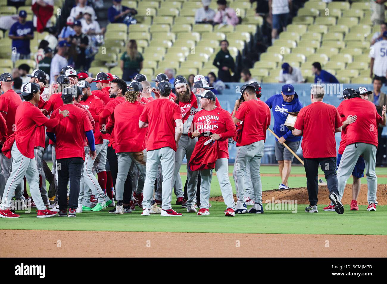 Los Angeles, California, Stati Uniti. 15 settembre 2025. I Philadelphia phillies festeggiano dopo aver sconfitto i Los angeles dodgers negli extra inning allo stadio Dodger, conquistando il titolo della National League East e assicurandosi un posto nei playoff. (Credit Image: © Yichin Hou/ZUMA Press Wire) SOLO PER USO EDITORIALE! Non per USO commerciale! Foto Stock
