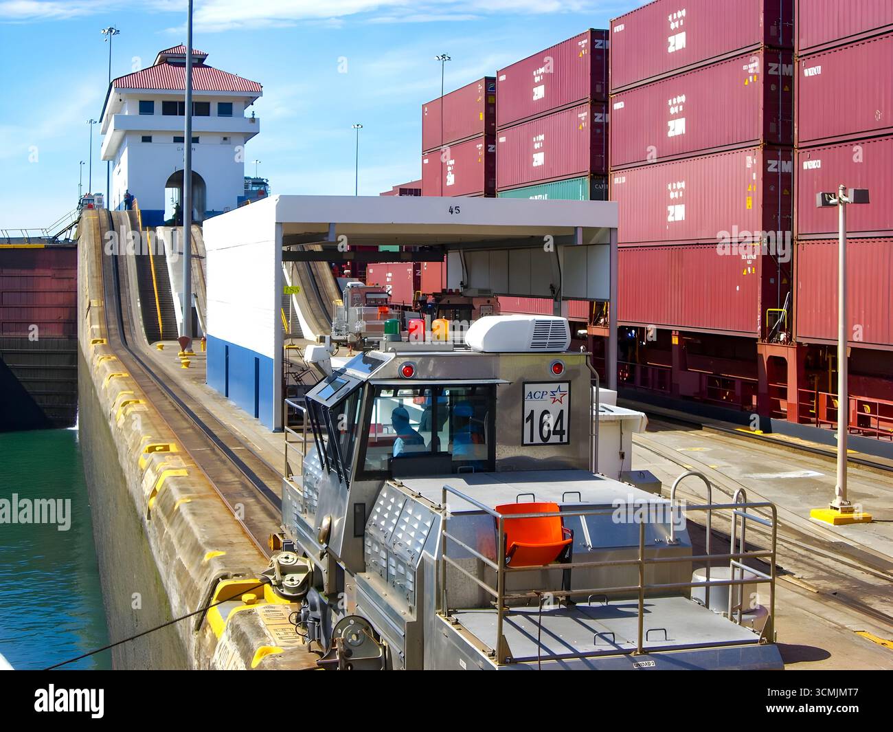 Una locomotiva "mulo" si trova sui binari accanto alle chiuse di Miraflores, pronta a guidare una nave portacontainer. Foto Stock