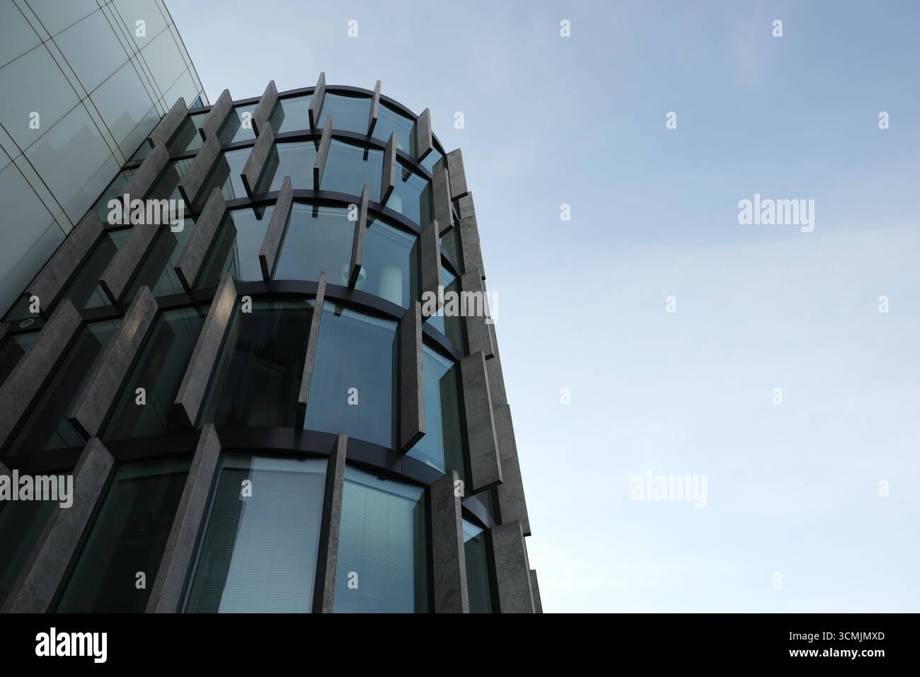 Futuristica torre geometrica con moduli finestra sporgenti contro il cielo limpido Foto Stock