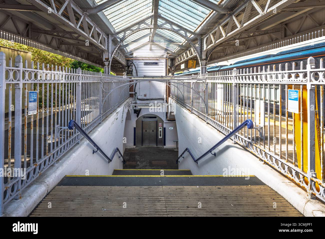 Scale che conducono al sottopassaggio della piattaforma all'interno della stazione ferroviaria di Margate, Kent, Regno Unito Foto Stock
