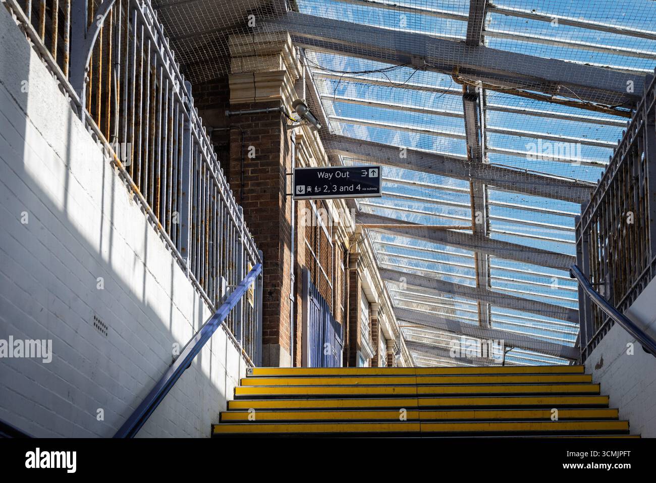 Scala interna della stazione ferroviaria di Margate con uscita e cartelli stradali, Kent, Regno Unito Foto Stock