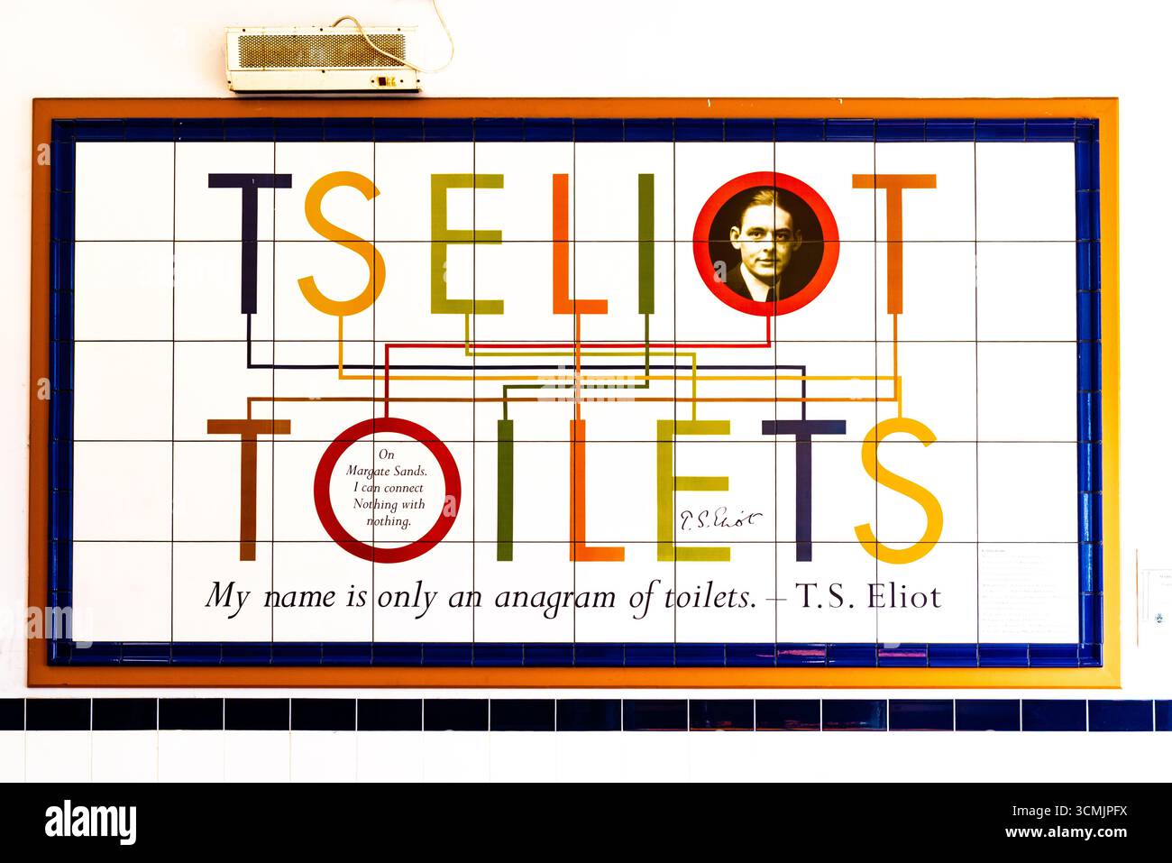 T.S. Eliot toilets Tile Mural Signage, stazione ferroviaria di Margate. Kent, Regno Unito Foto Stock