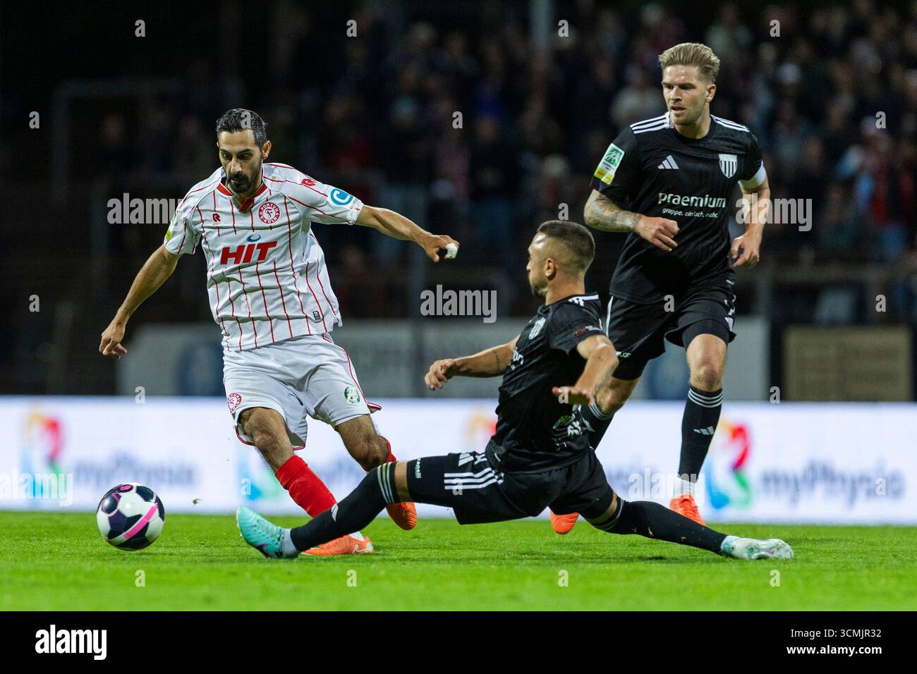 Rafael Garcia (fortuna K?ln, 10), Stipe Batarilo (1. FC Bocholt, 8), Jan Holldack (1. FC Bocholt, 10). Regionalliga West, fortuna K'ln - 1. FC Bocholt, 8. Spieltag, AM 16.09.2025, S?dstadion, K?ln Foto Stock