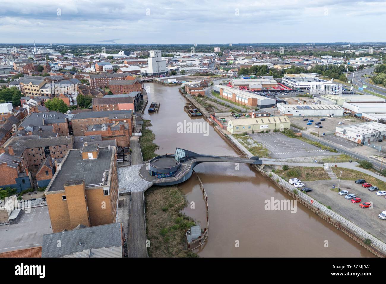 Vista aerea generale del Scale Lane Swing Bridge che guarda a nord lungo il fiume Hull, Kingston upon Hull, Regno Unito. Foto Stock