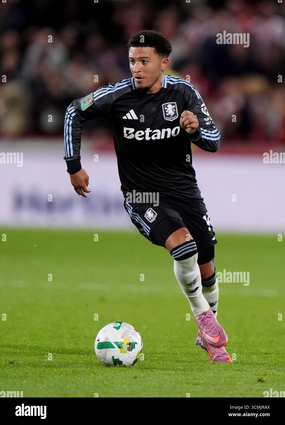 Jadon Sancho dell'Aston Villa durante la partita del terzo turno della Carabao Cup al Gtech Community Stadium di Londra. Data foto: Martedì 16 settembre 2025. Foto Stock