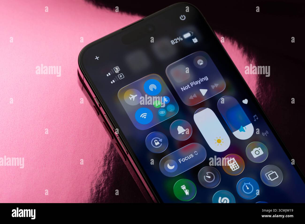 New York, USA - 15 settembre 2025: Pannello di controllo sullo schermo dell'iphone vista ravvicinata dello sfondo Foto Stock