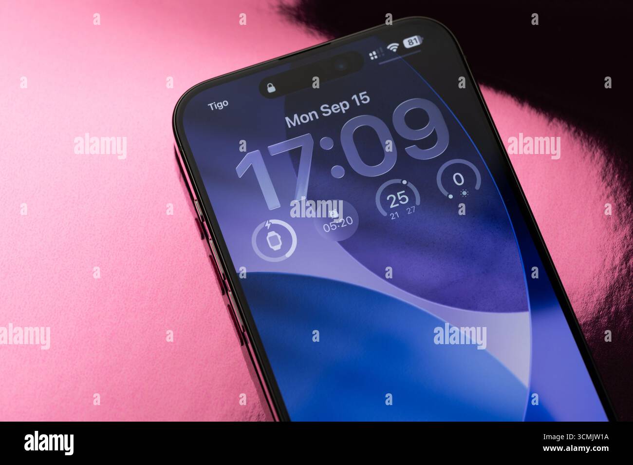 New York, USA - 15 settembre 2025: Screen saver iOS 26 su iphone vista ravvicinata sullo sfondo Foto Stock