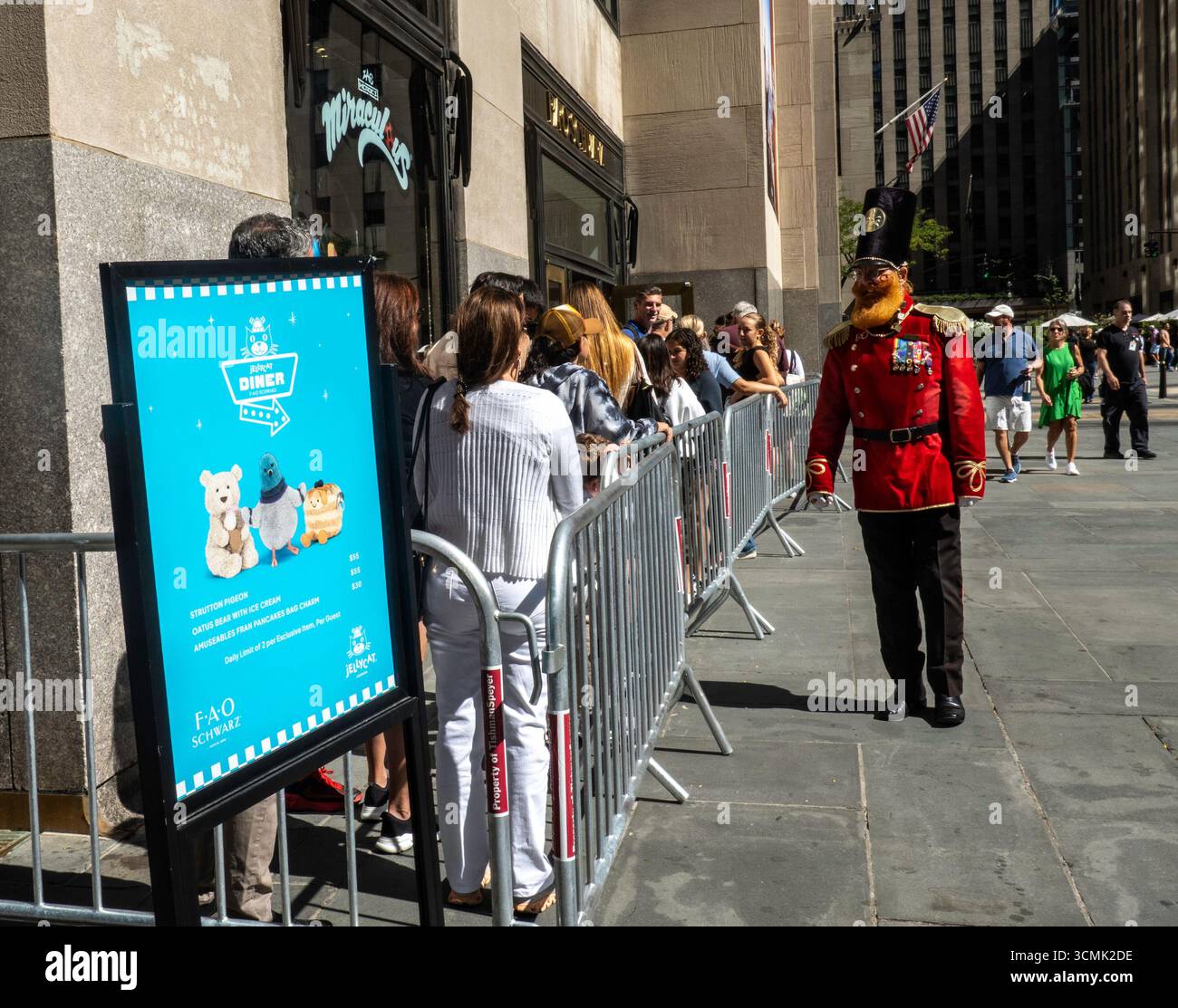 Il negozio di giocattoli FAO Schwarz nel Rockefeller Center è una popolare attrazione turistica con lunghe code per entrare, 2025, New York City, USA Foto Stock