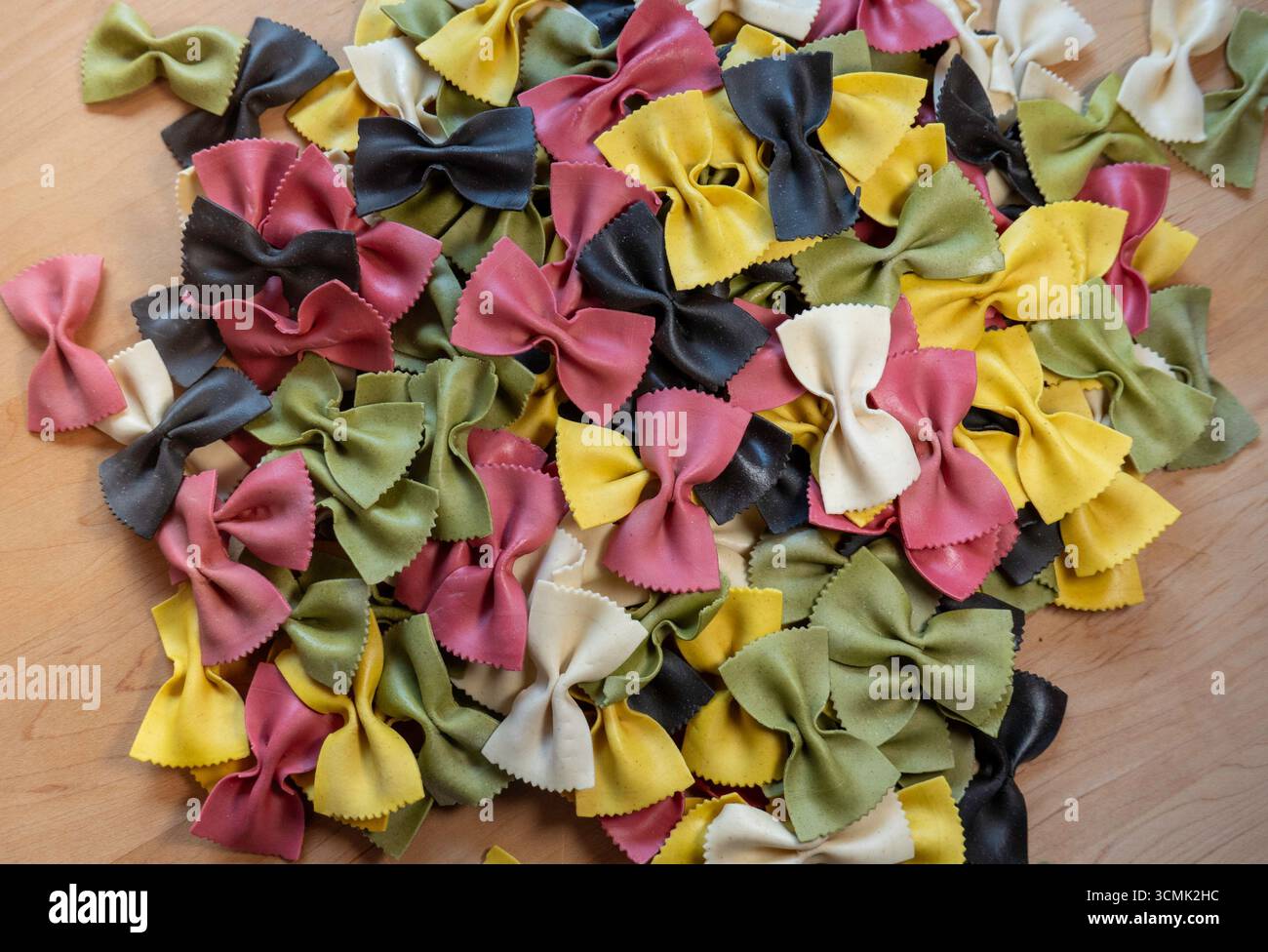 Primo piano di pasta secca di farfalle gourmet a cinque gusti, 2025, Stati Uniti Foto Stock