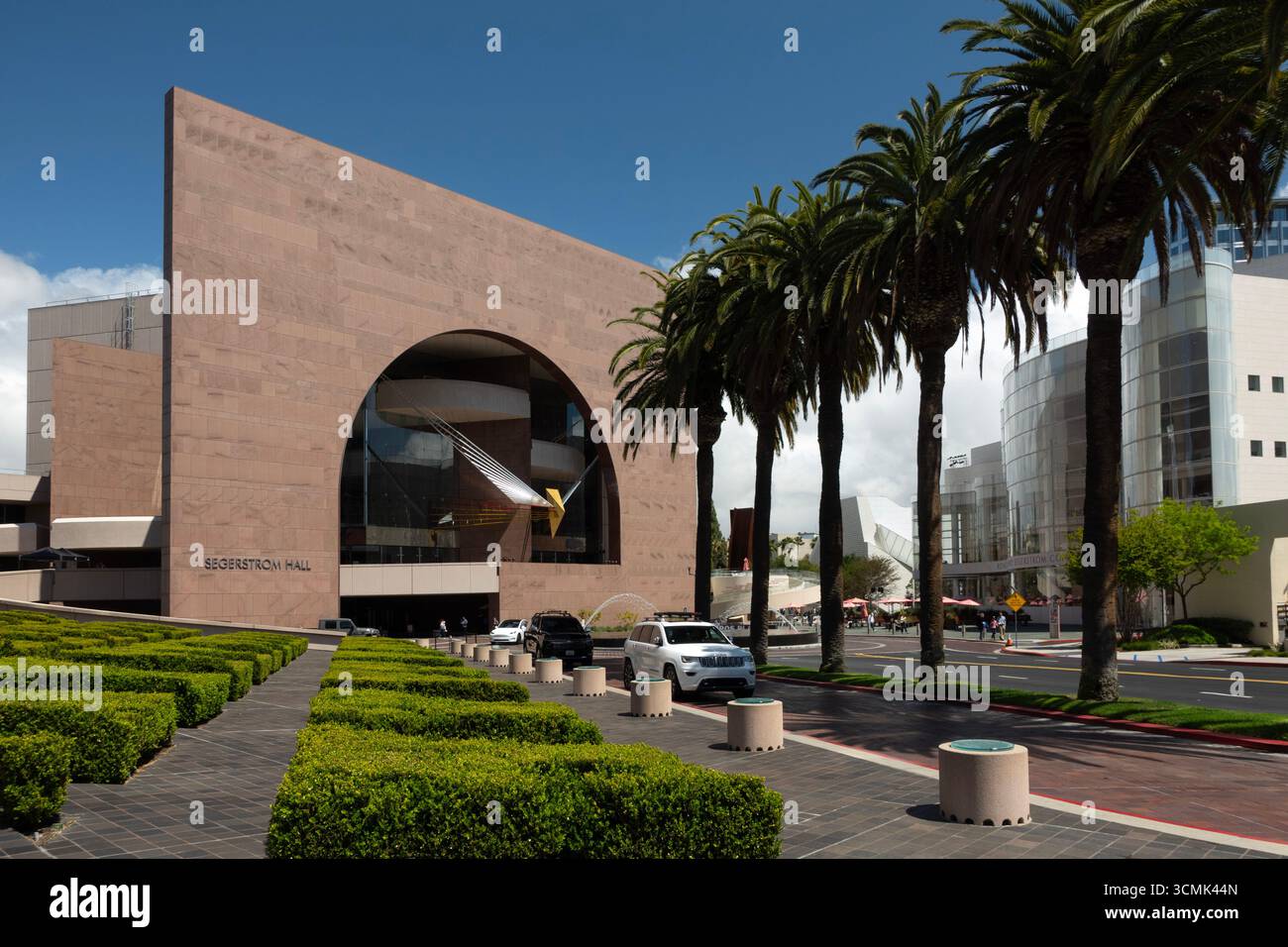 Vista del Segerstrom Center for the Arts lungo Town Center Drive costeggiato da palme a Costa Mesa, California Foto Stock