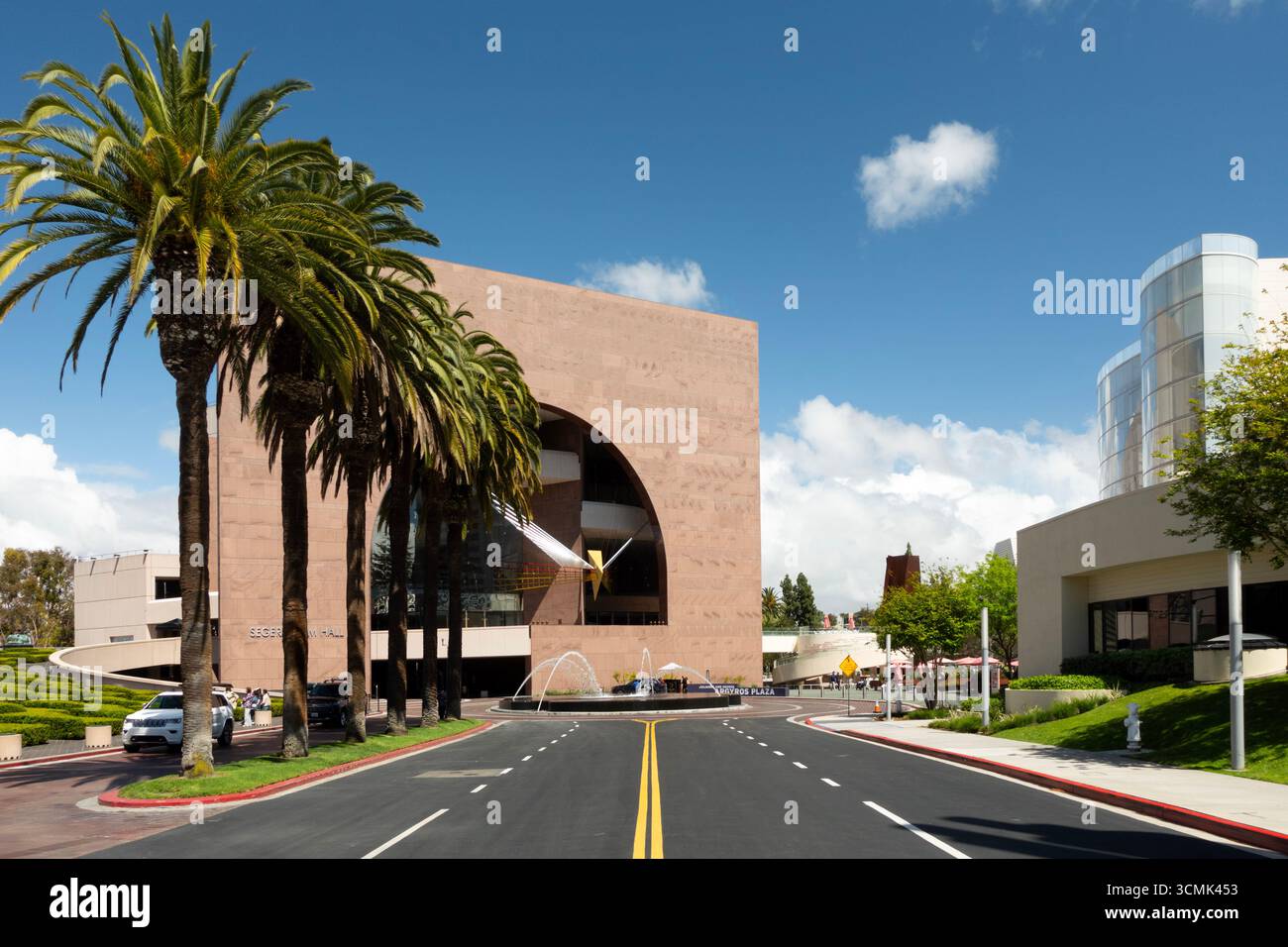 Vista dal centro città, costeggiata da palme, verso il Segerstrom Arts Center di Costa Mesa, California Foto Stock
