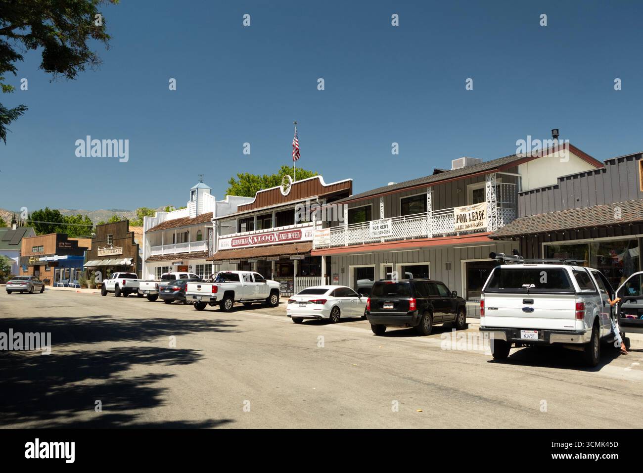 Vista del centro città di Kernville, dei negozi e dei ristoranti della California lungo il fiume su Tobias Street Foto Stock