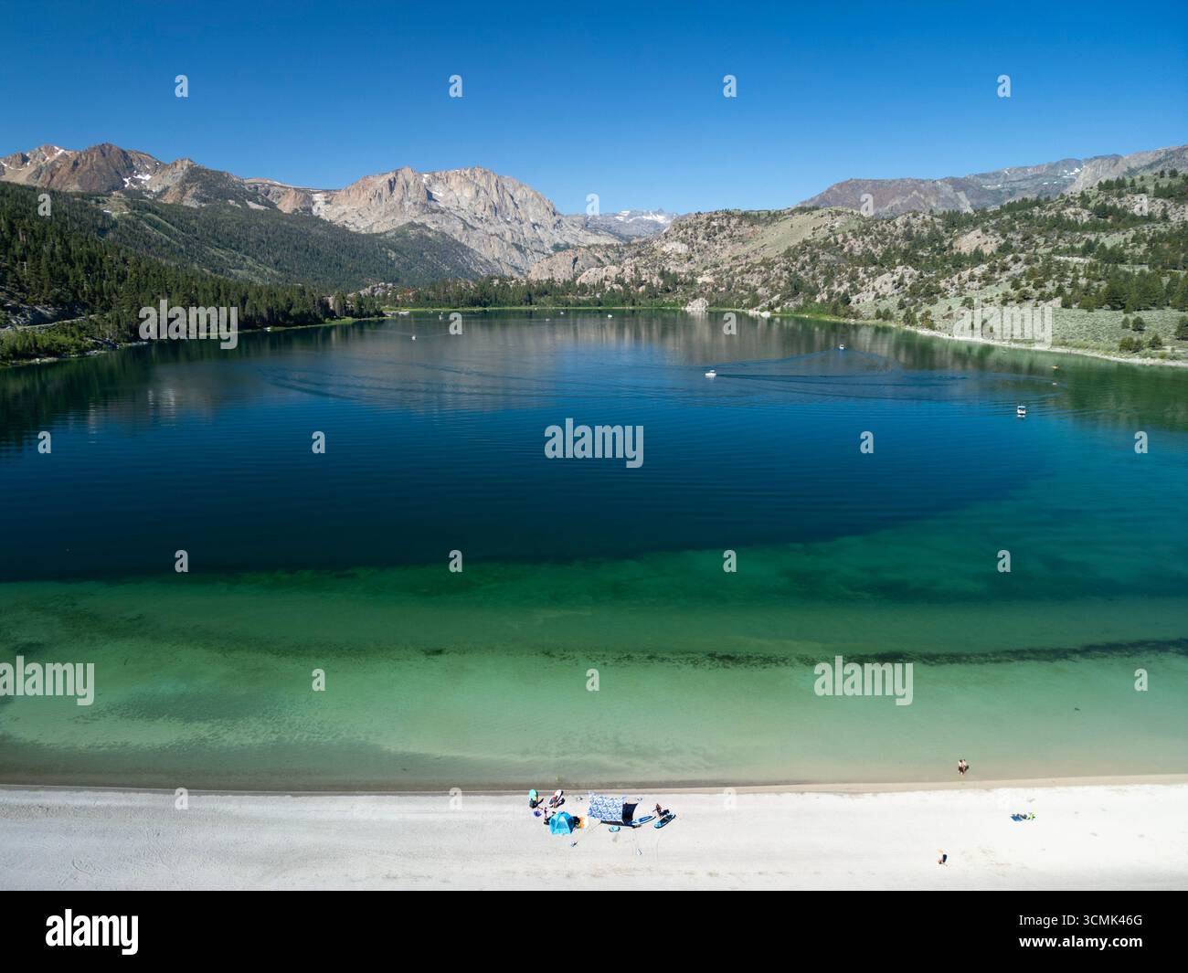 Vista aerea estiva delle limpide acque del lago June, California Foto Stock
