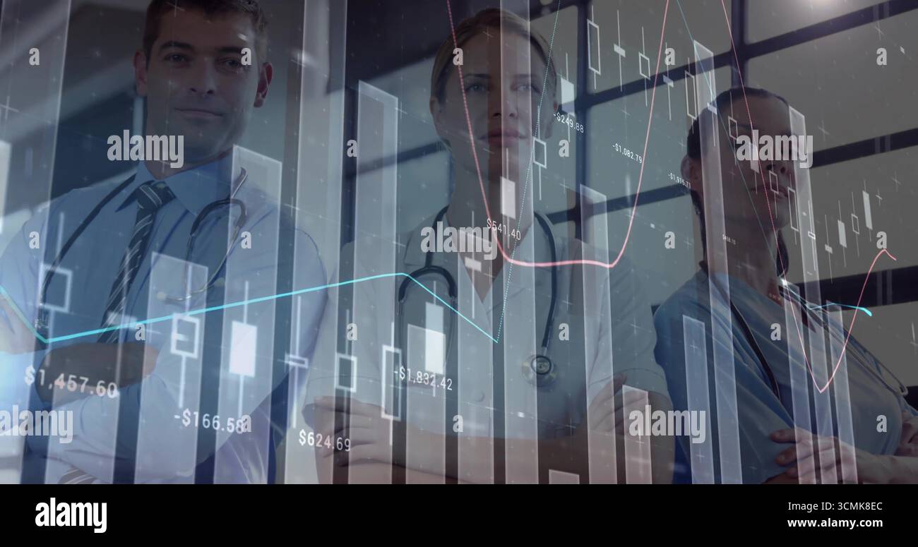 Professionisti medici che indossano uniformi che incrociano le braccia in ospedale con stetoscopi, sovrapposizione cartografica Foto Stock