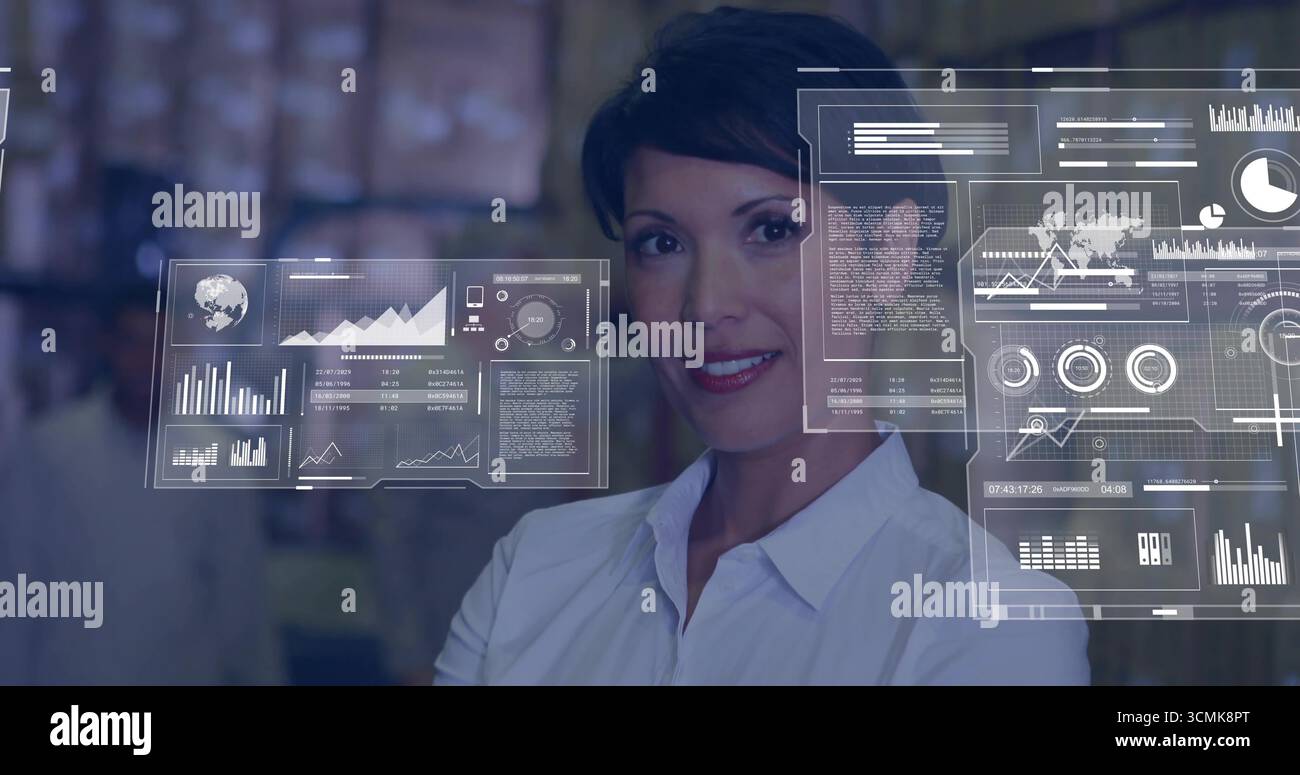 Responsabile di magazzino permanente in camicia bianca che analizza l'inventario, con dashboard, casse, spazio di copia Foto Stock
