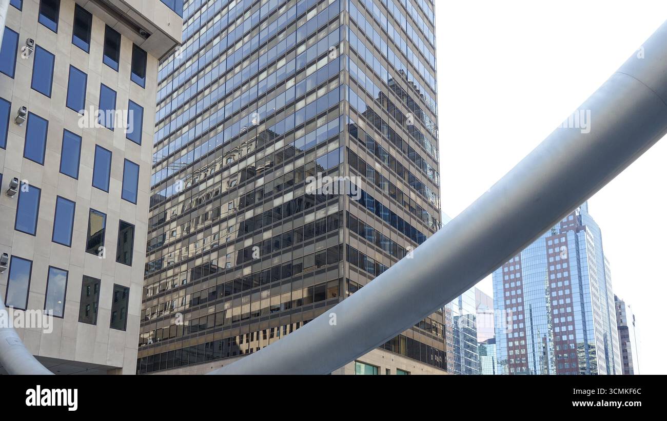 Splendida scultura The Ring in Place Ville Marie a Montreal, che mostra l'architettura moderna e il paesaggio urbano con riflessi accattivanti e. Foto Stock