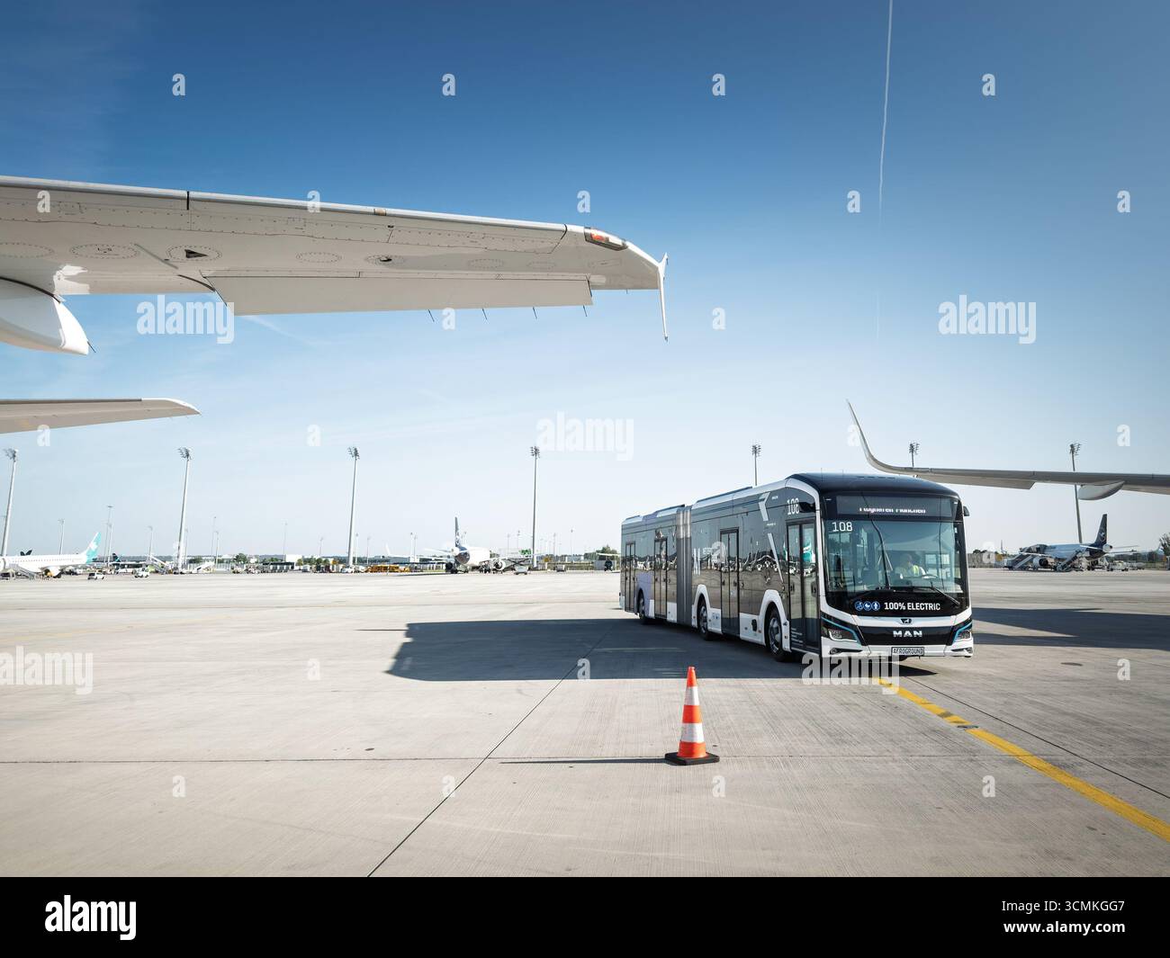 MONACO DI BAVIERA, GERMANIA - 21 GIUGNO 2025: Un grembiule dell'aeroporto passa davanti all'asfalto dell'aeroporto internazionale di Monaco, con trasporto aereo, operaio di terra Foto Stock